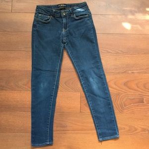 Mid waist lucky jeans Labeled a size 6 / 28 Pretty